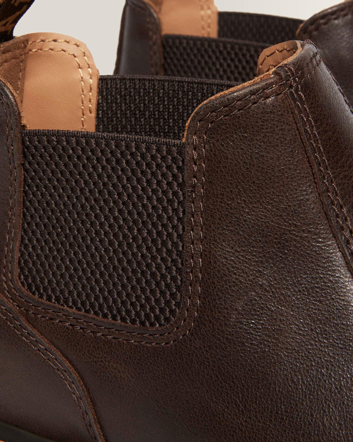 2976 Lo Rogue Leather Chelsea Boots in Brown