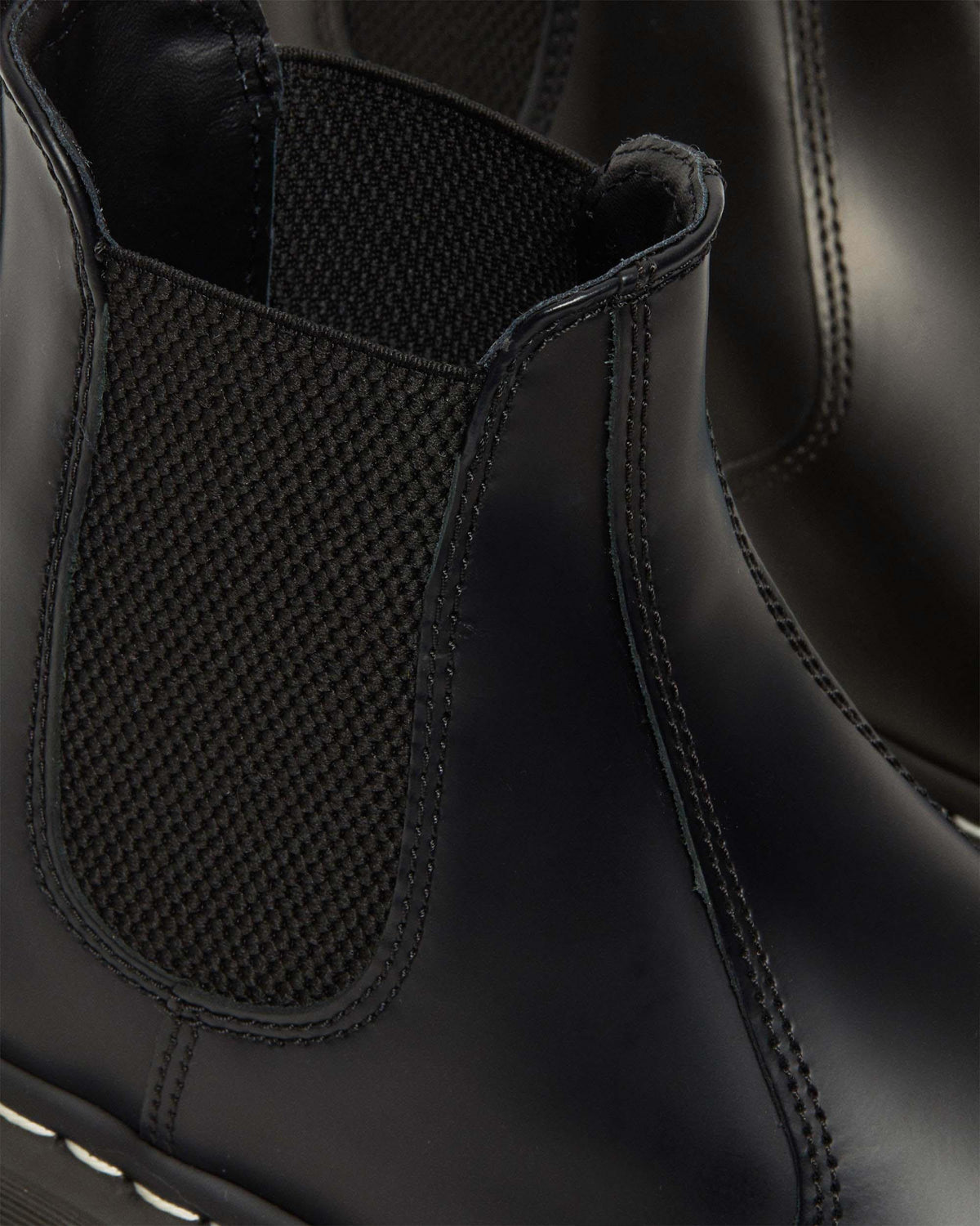 2976 Contrast Leather Chelsea Boots in Black