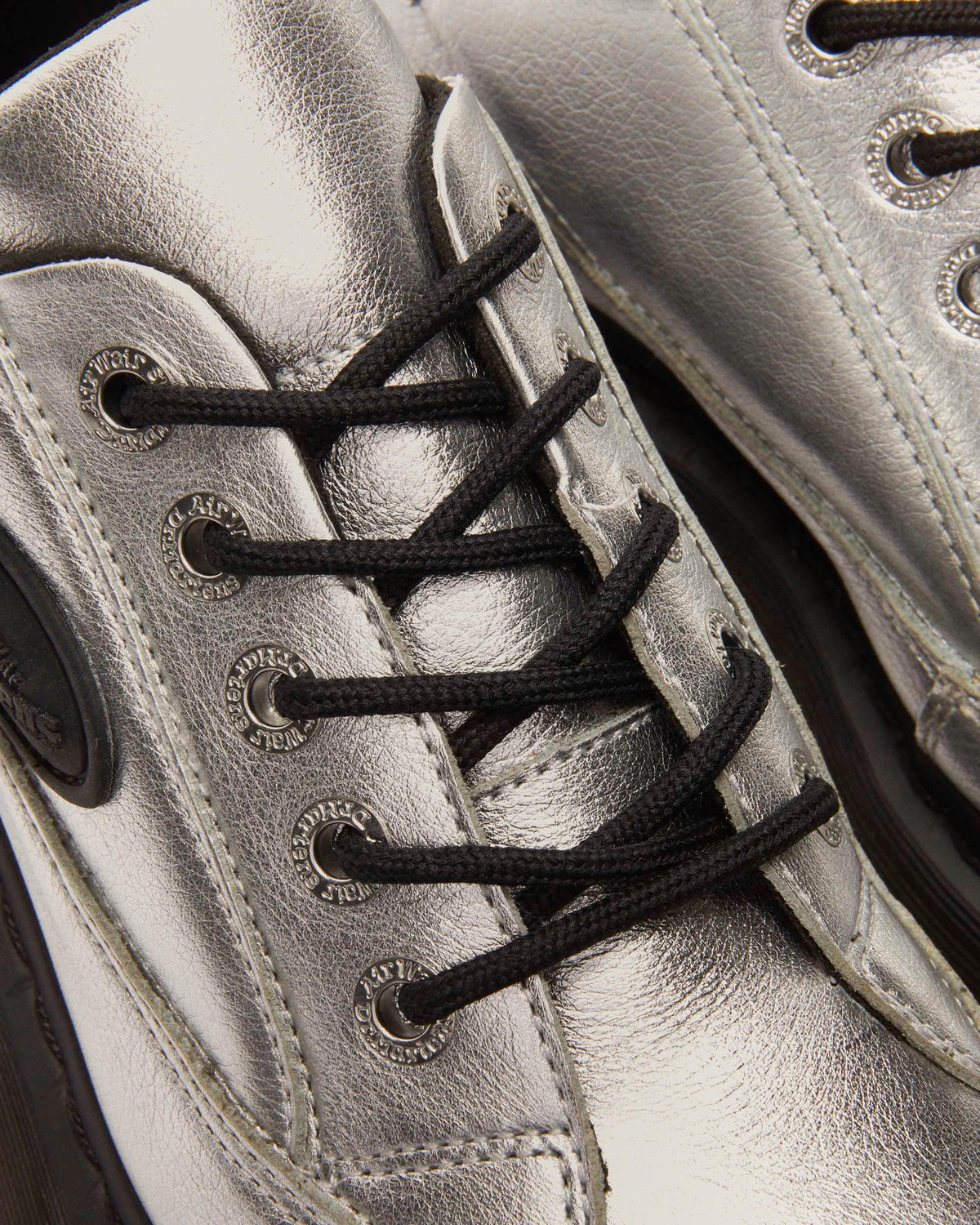Buzz 5-eye metalic leather shoes in Metallic